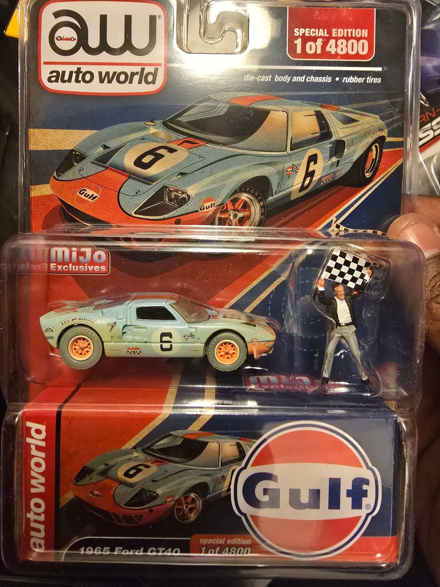 Auto World American Diorama 1965 Ford GT40 Gulf Dusty w/Flag Man Figure